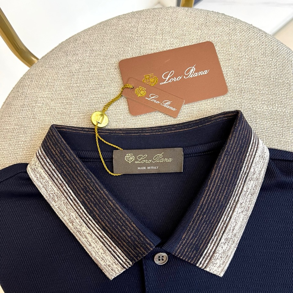 Loro Piana诺悠翩雅、2026春夏新品短袖PoLo衫，以利落短袖剪裁搭配撞色条纹翻领，经典PoL