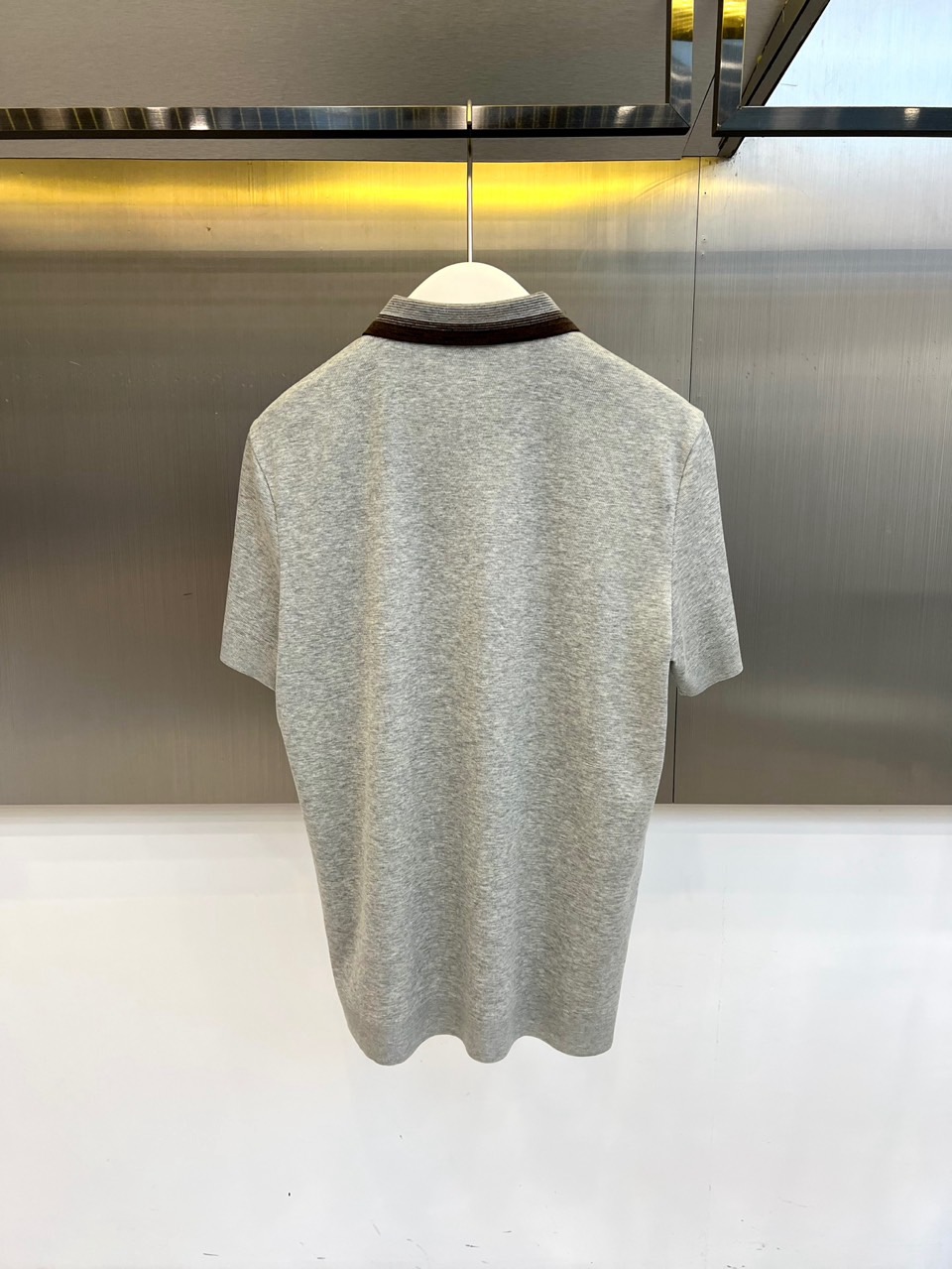 Loro Piana诺悠翩雅、2026春夏新品短袖PoLo衫，以利落短袖剪裁搭配撞色条纹翻领，经典PoL