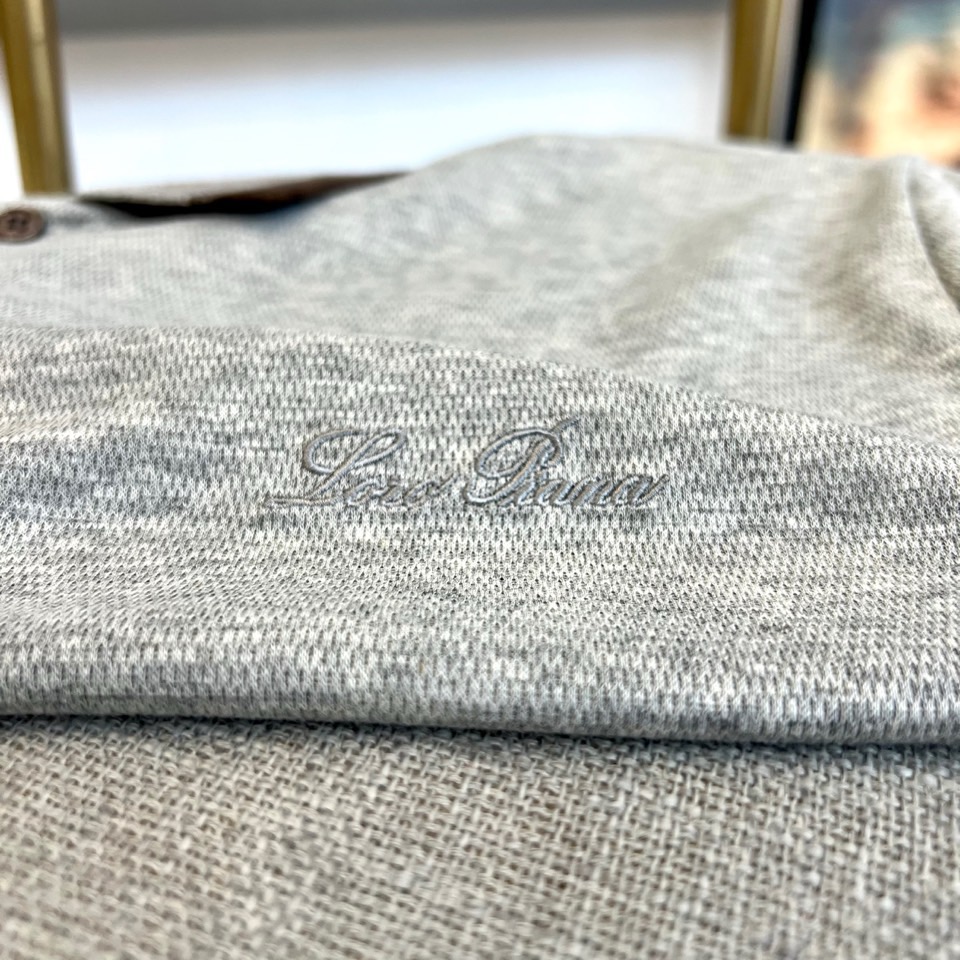 Loro Piana诺悠翩雅、2026春夏新品短袖PoLo衫，以利落短袖剪裁搭配撞色条纹翻领，经典PoL