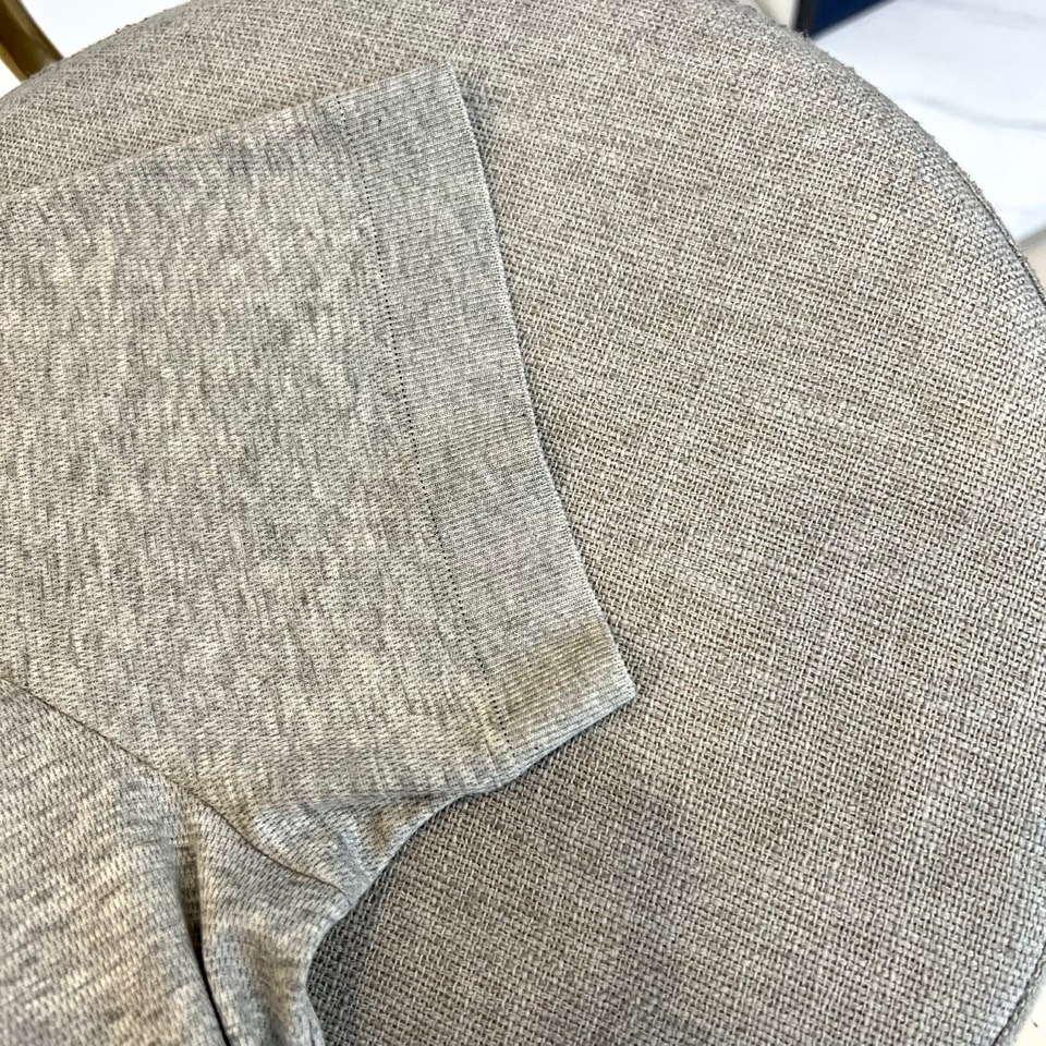 Loro Piana诺悠翩雅、2026春夏新品短袖PoLo衫，以利落短袖剪裁搭配撞色条纹翻领，经典PoL