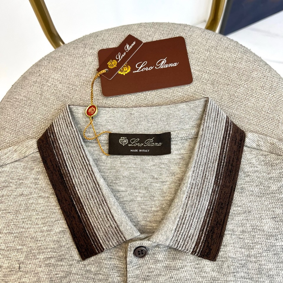 Loro Piana诺悠翩雅、2026春夏新品短袖PoLo衫，以利落短袖剪裁搭配撞色条纹翻领，经典PoL