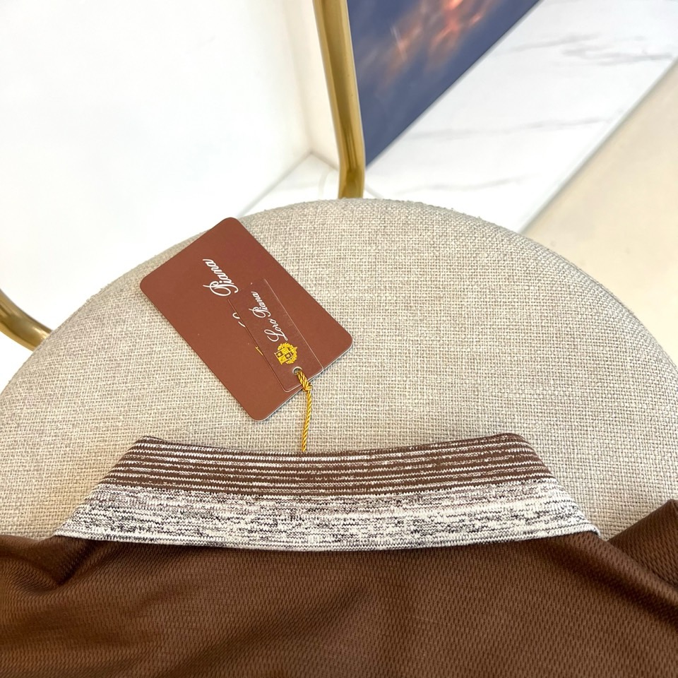 Loro Piana诺悠翩雅、2026春夏新品短袖PoLo衫，以利落短袖剪裁搭配撞色条纹翻领，经典PoL