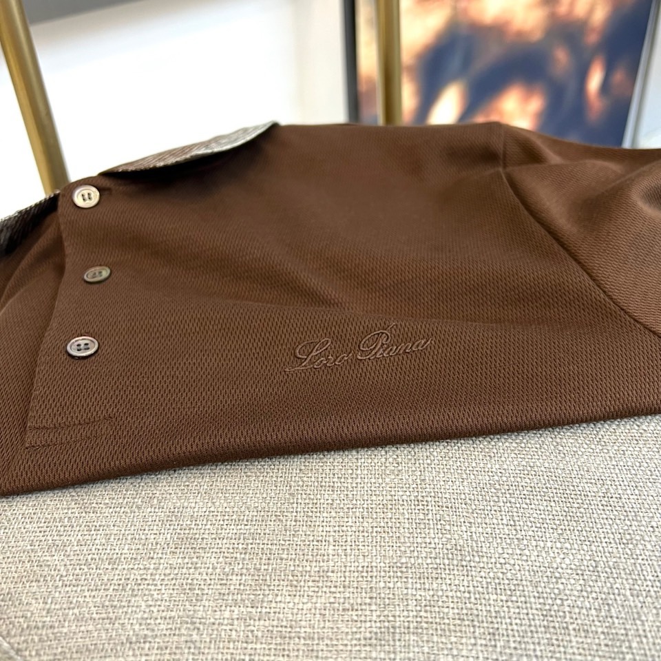 Loro Piana诺悠翩雅、2026春夏新品短袖PoLo衫，以利落短袖剪裁搭配撞色条纹翻领，经典PoL