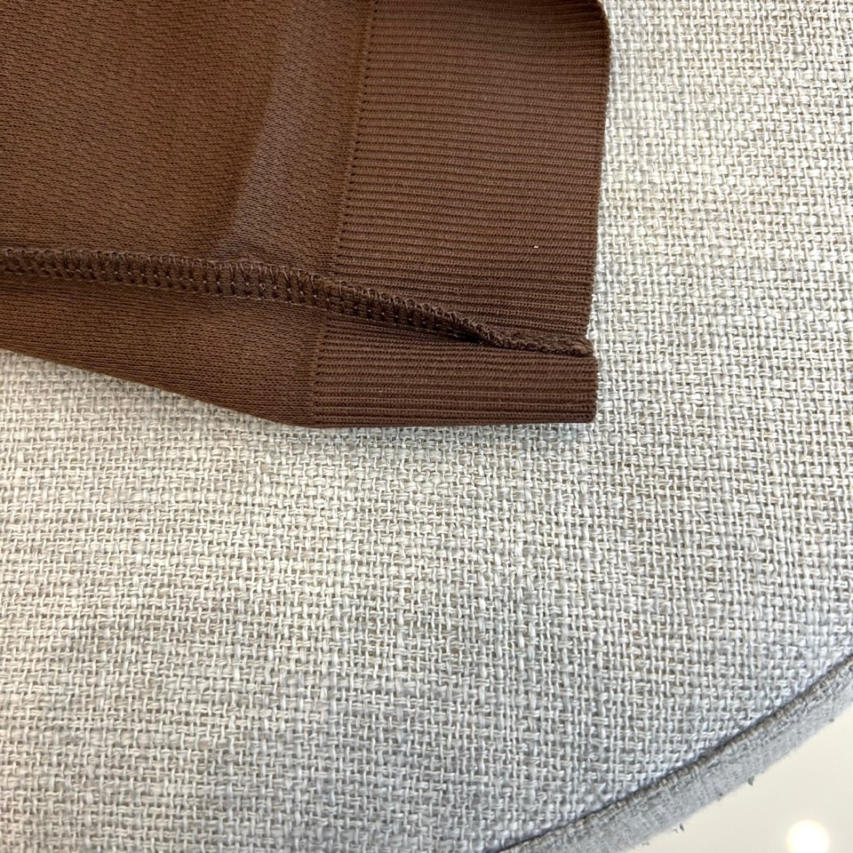 Loro Piana诺悠翩雅、2026春夏新品短袖PoLo衫，以利落短袖剪裁搭配撞色条纹翻领，经典PoL