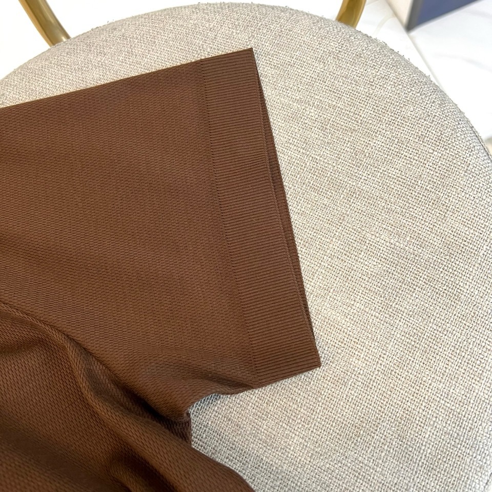 Loro Piana诺悠翩雅、2026春夏新品短袖PoLo衫，以利落短袖剪裁搭配撞色条纹翻领，经典PoL