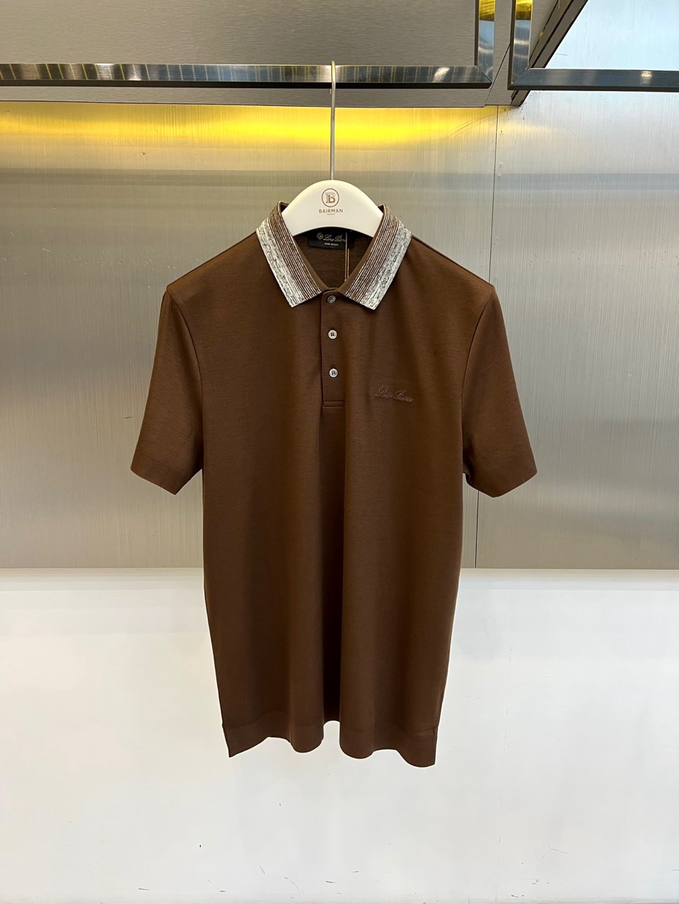 Loro Piana诺悠翩雅、2026春夏新品短袖PoLo衫，以利落短袖剪裁搭配撞色条纹翻领，经典PoL