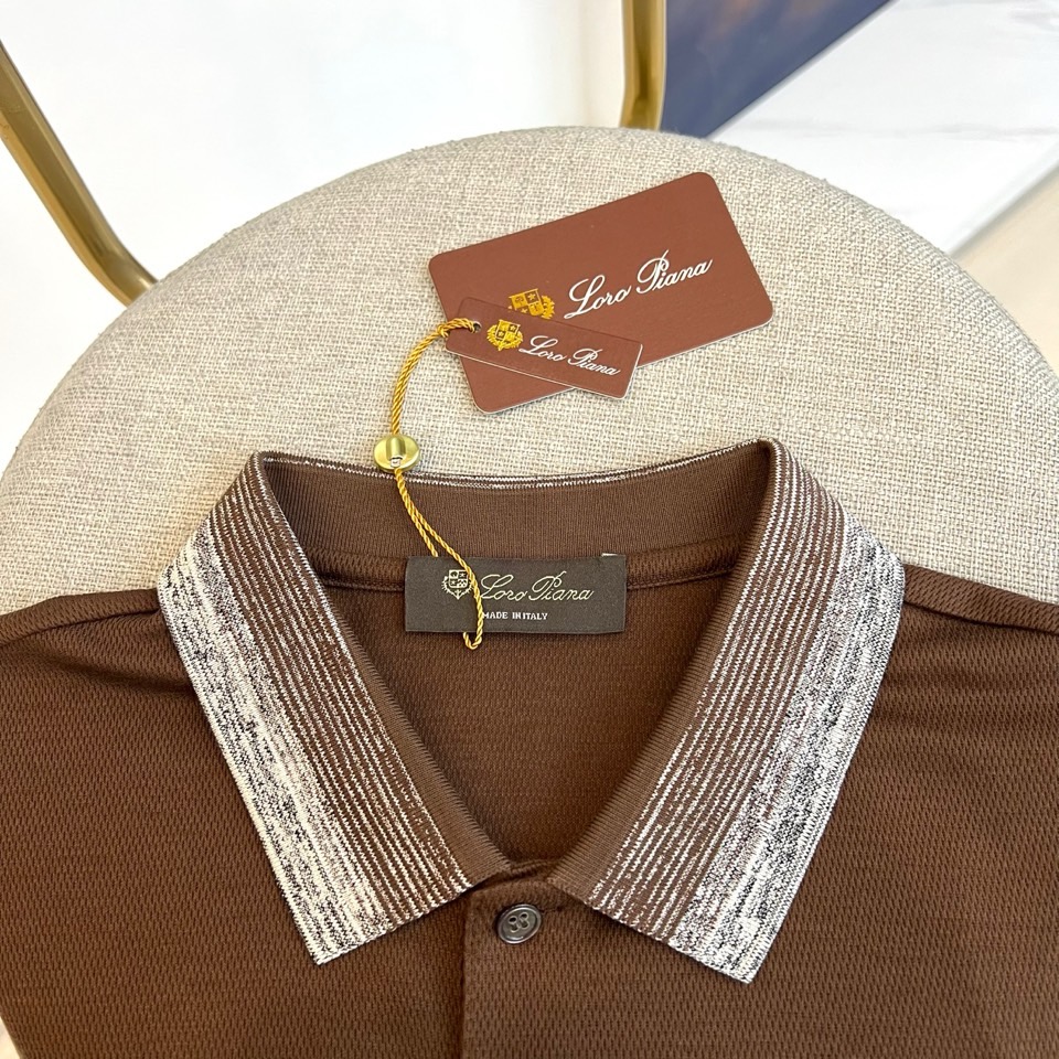 Loro Piana诺悠翩雅、2026春夏新品短袖PoLo衫，以利落短袖剪裁搭配撞色条纹翻领，经典PoL