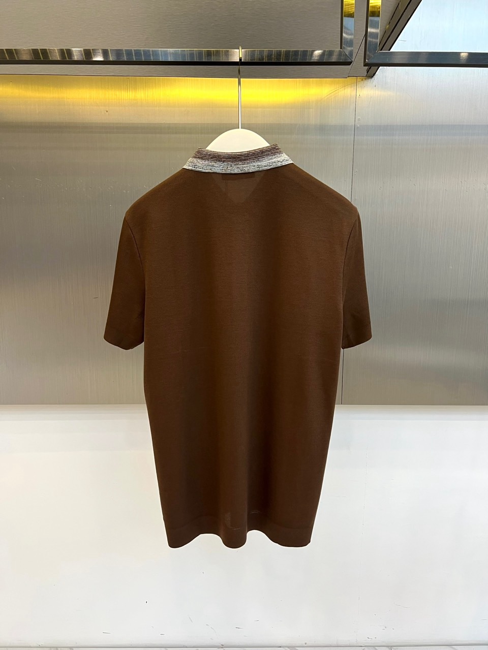 Loro Piana诺悠翩雅、2026春夏新品短袖PoLo衫，以利落短袖剪裁搭配撞色条纹翻领，经典PoL