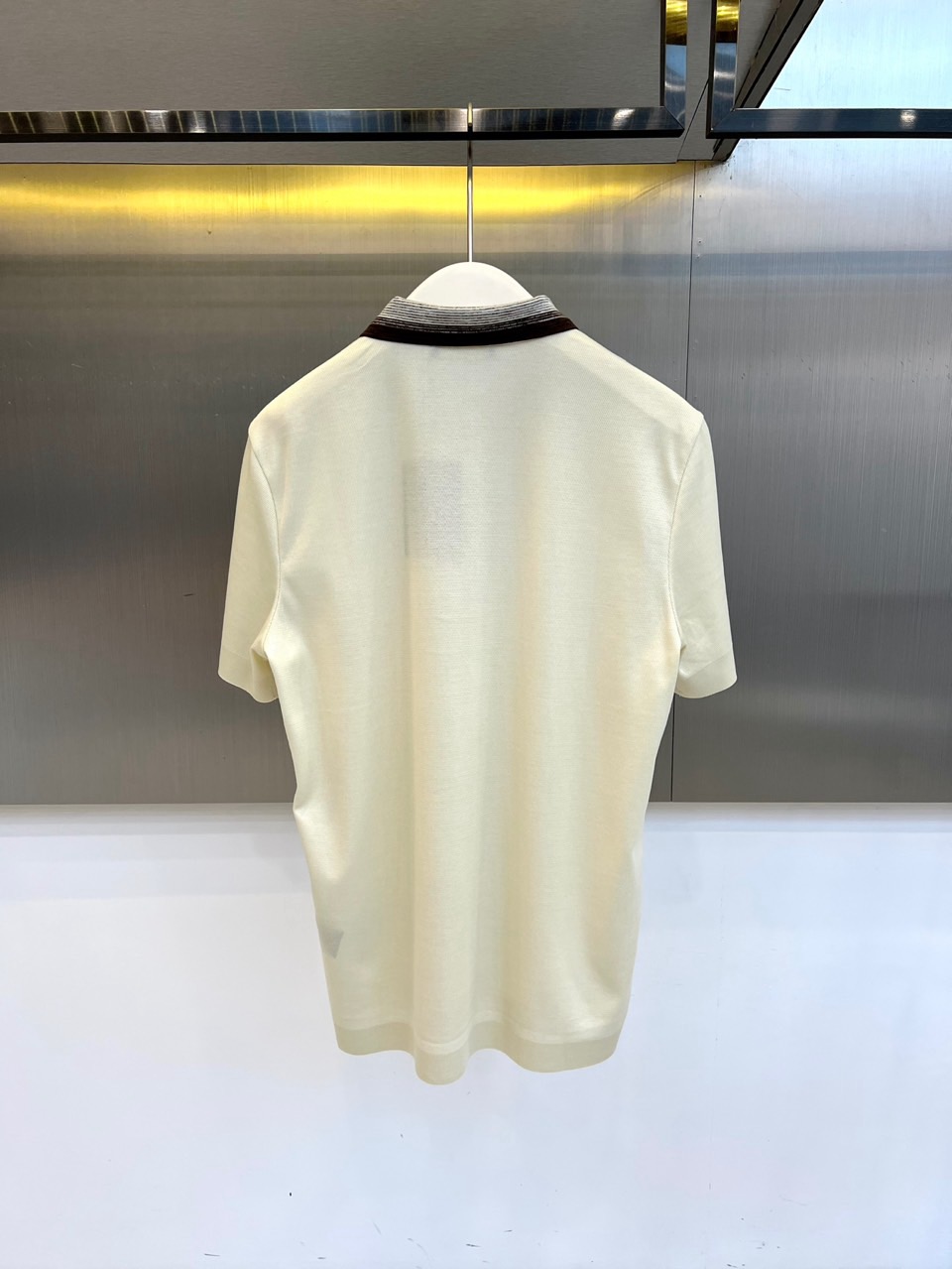 Loro Piana诺悠翩雅、2026春夏新品短袖PoLo衫，以利落短袖剪裁搭配撞色条纹翻领，经典PoL