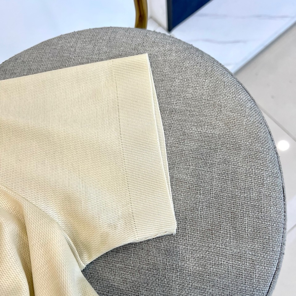 Loro Piana诺悠翩雅、2026春夏新品短袖PoLo衫，以利落短袖剪裁搭配撞色条纹翻领，经典PoL