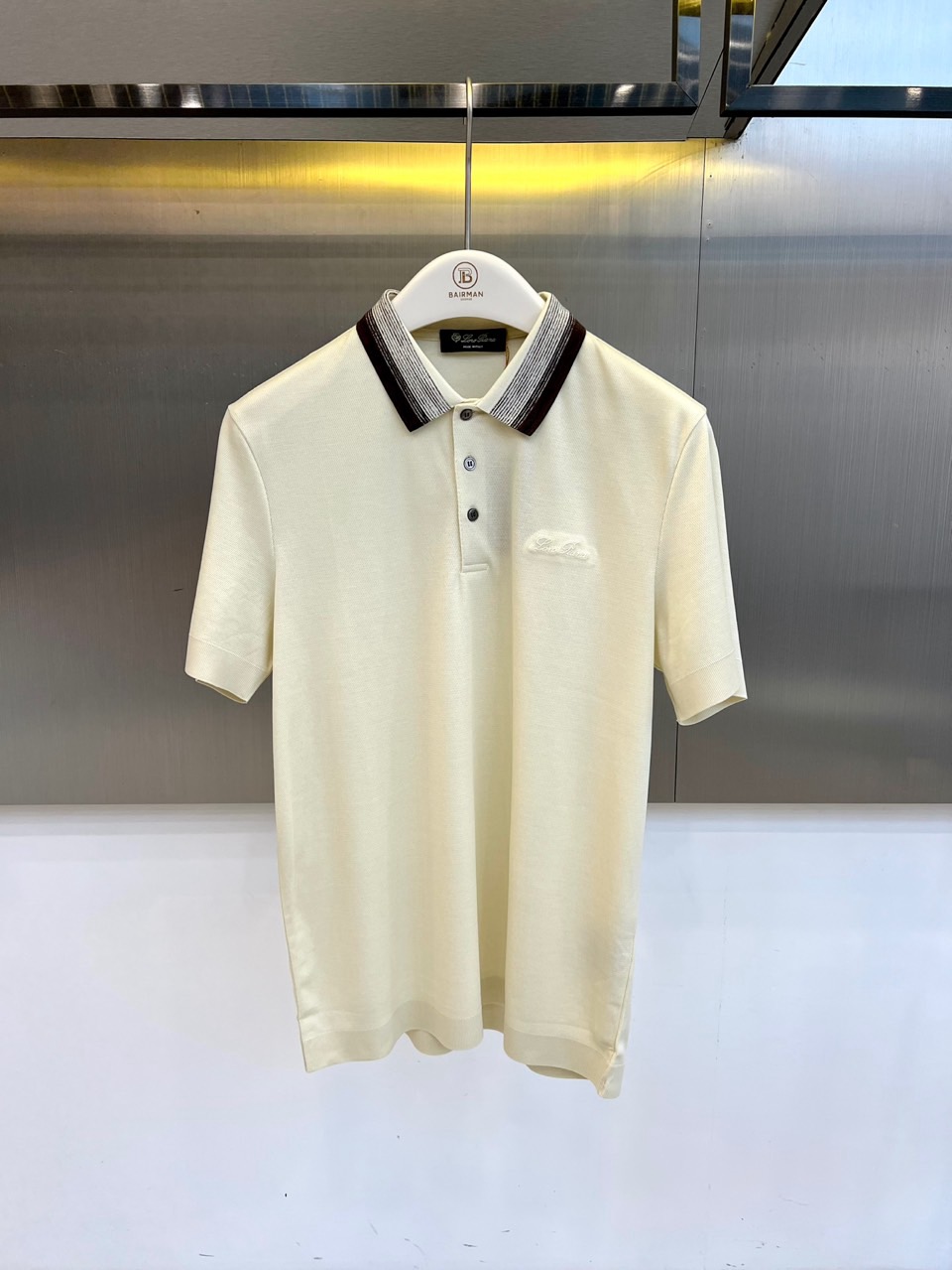 Loro Piana诺悠翩雅、2026春夏新品短袖PoLo衫，以利落短袖剪裁搭配撞色条纹翻领，经典PoL
