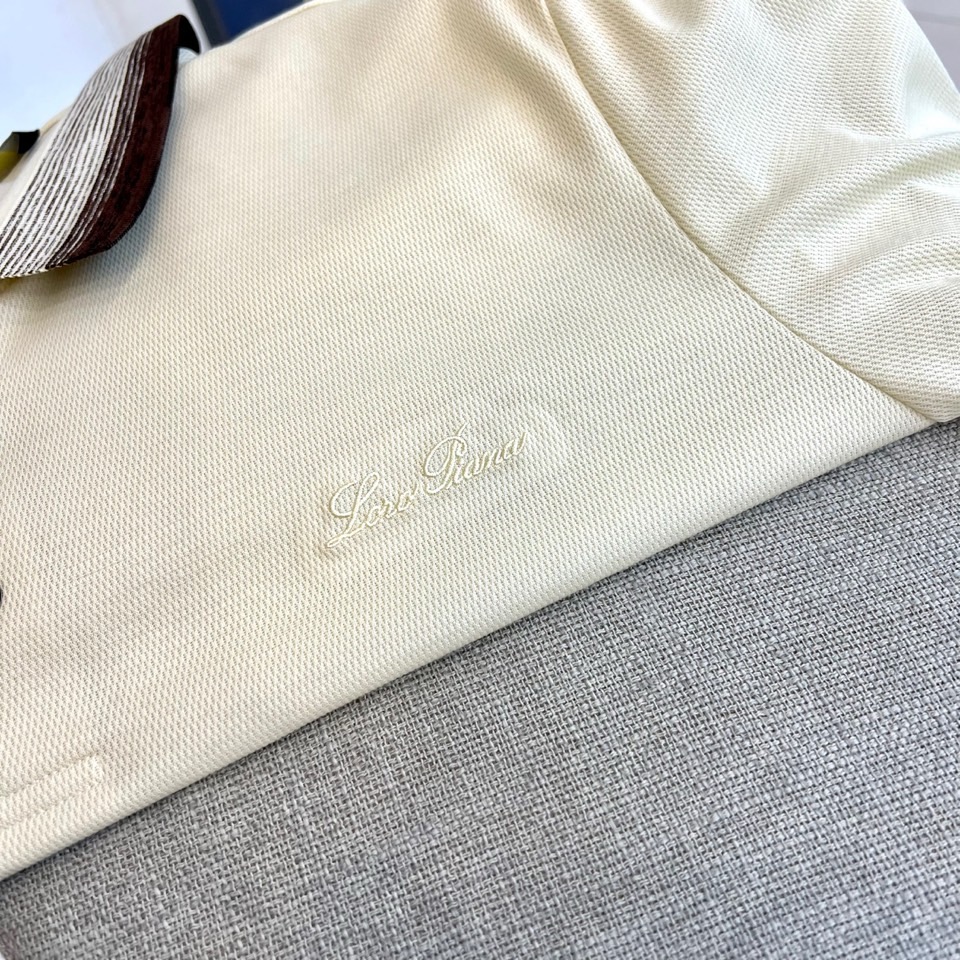 Loro Piana诺悠翩雅、2026春夏新品短袖PoLo衫，以利落短袖剪裁搭配撞色条纹翻领，经典PoL