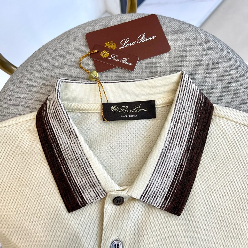 Loro Piana诺悠翩雅、2026春夏新品短袖PoLo衫，以利落短袖剪裁搭配撞色条纹翻领，经典PoL