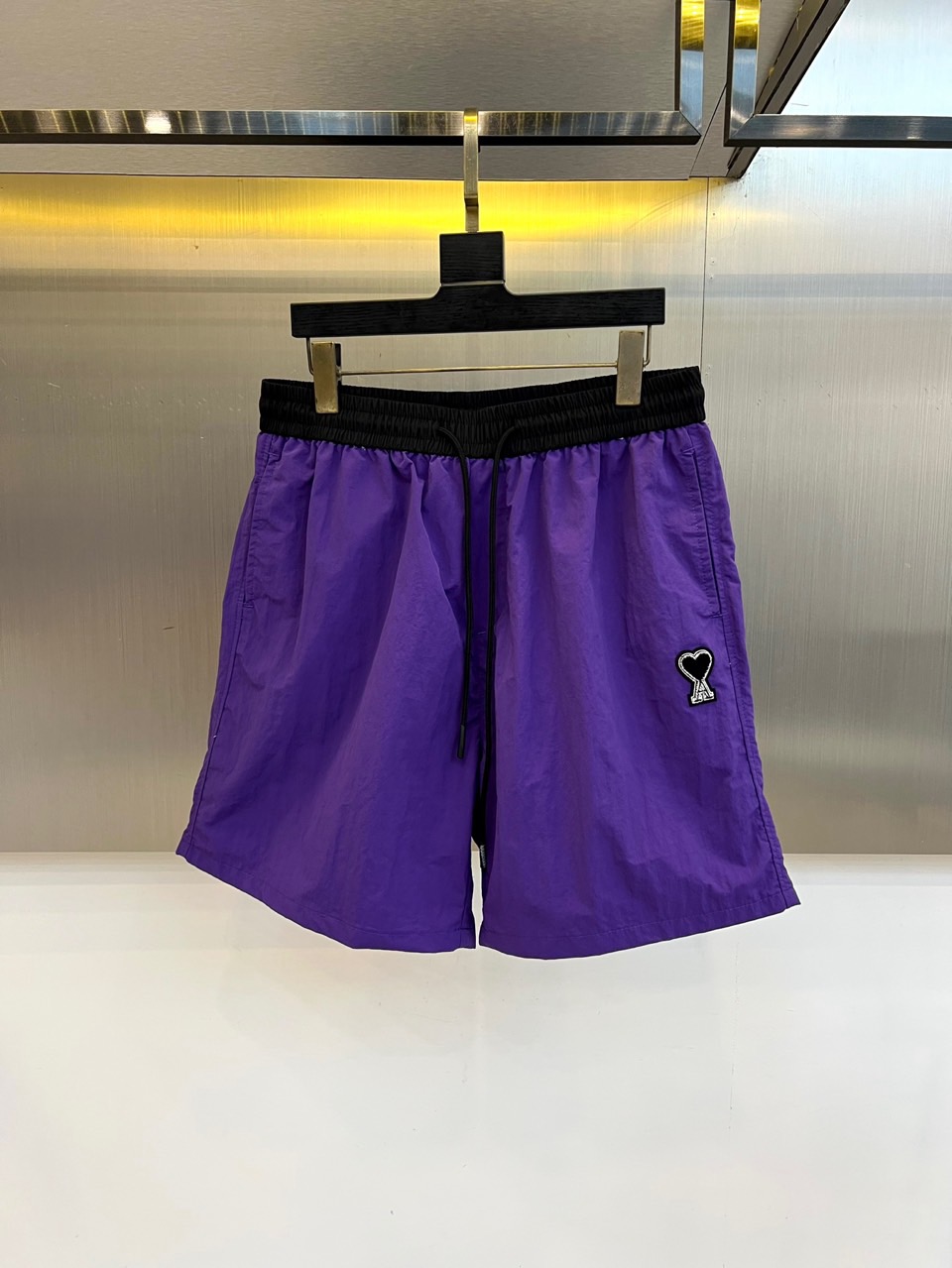 Ami、2026春夏新品短裤，以简约设计碰撞潮流基因，打造兼具舒适与个性的穿搭利器。经典配色永不过时，松