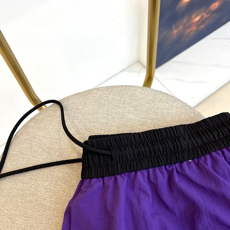 Ami、2026春夏新品短裤，以简约设计碰撞潮流基因，打造兼具舒适与个性的穿搭利器。经典配色永不过时，松