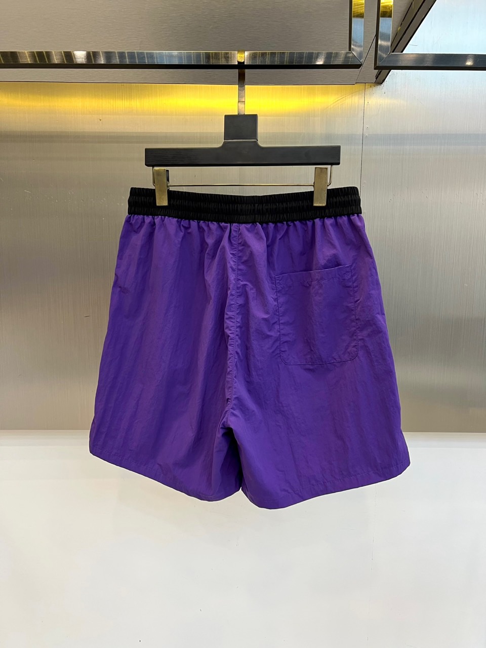 Ami、2026春夏新品短裤，以简约设计碰撞潮流基因，打造兼具舒适与个性的穿搭利器。经典配色永不过时，松