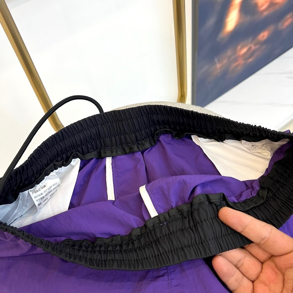 Ami、2026春夏新品短裤，以简约设计碰撞潮流基因，打造兼具舒适与个性的穿搭利器。经典配色永不过时，松