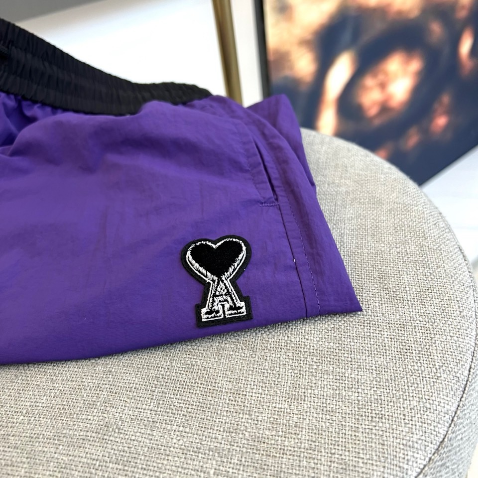 Ami、2026春夏新品短裤，以简约设计碰撞潮流基因，打造兼具舒适与个性的穿搭利器。经典配色永不过时，松