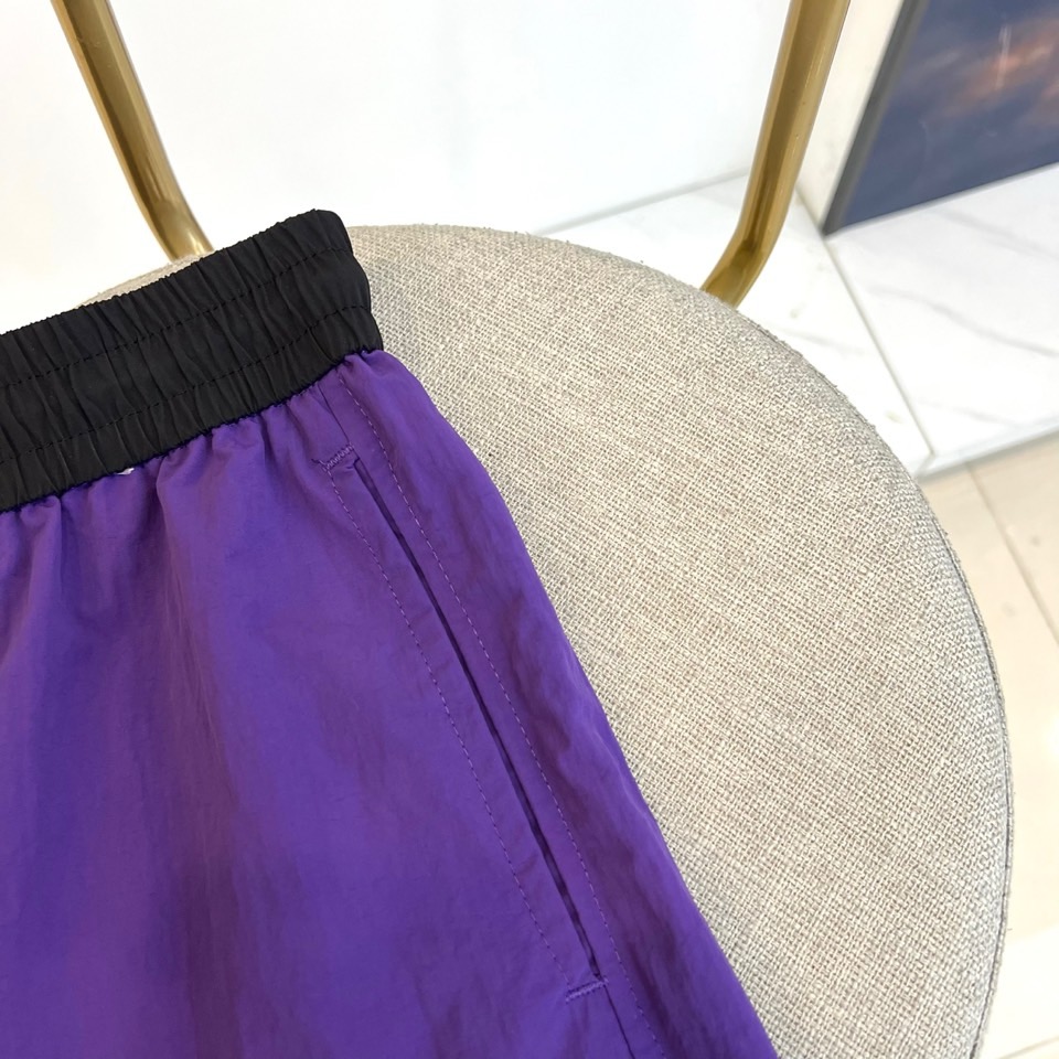 Ami、2026春夏新品短裤，以简约设计碰撞潮流基因，打造兼具舒适与个性的穿搭利器。经典配色永不过时，松