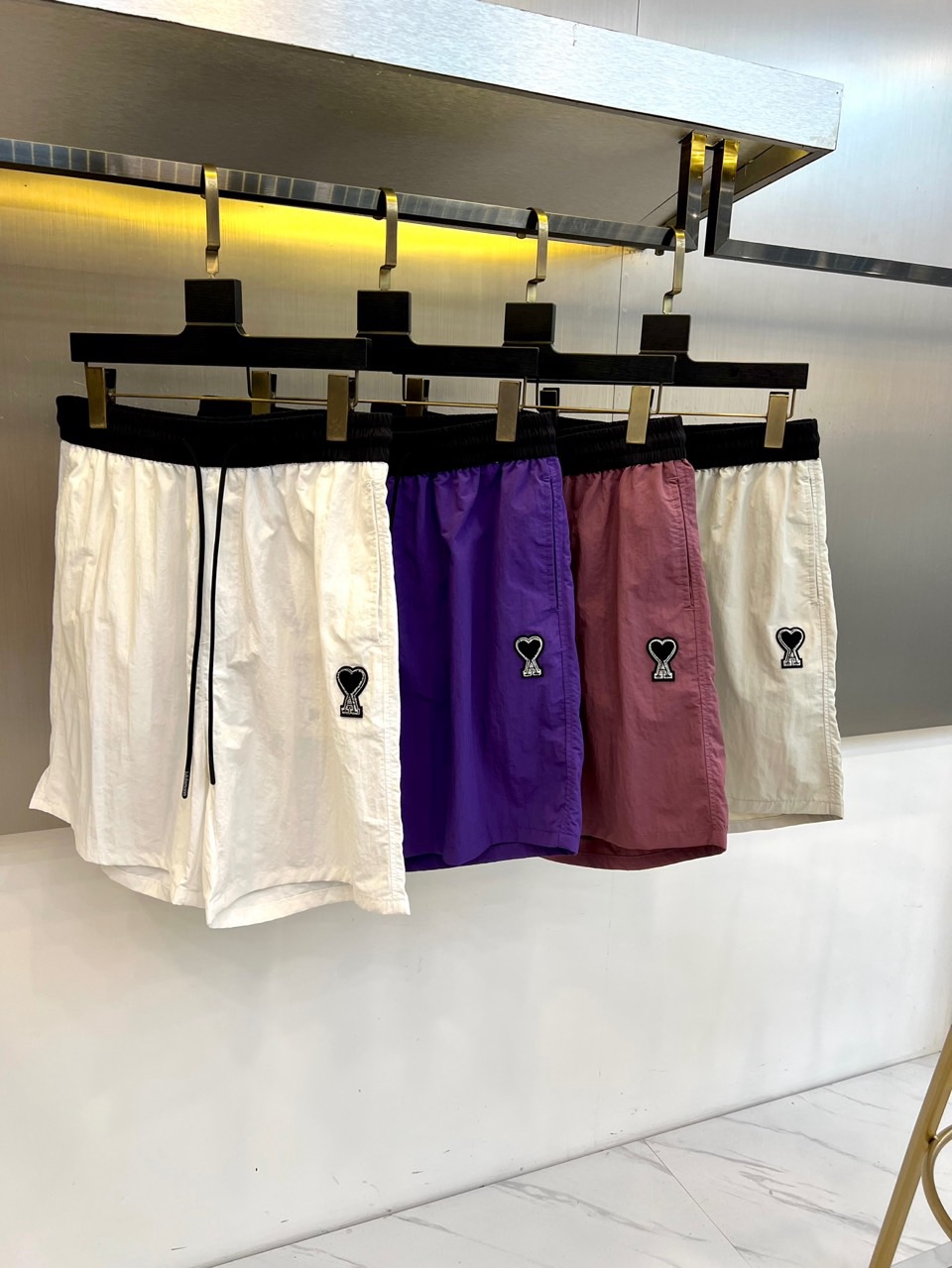 Ami、2026春夏新品短裤，以简约设计碰撞潮流基因，打造兼具舒适与个性的穿搭利器。经典配色永不过时，松