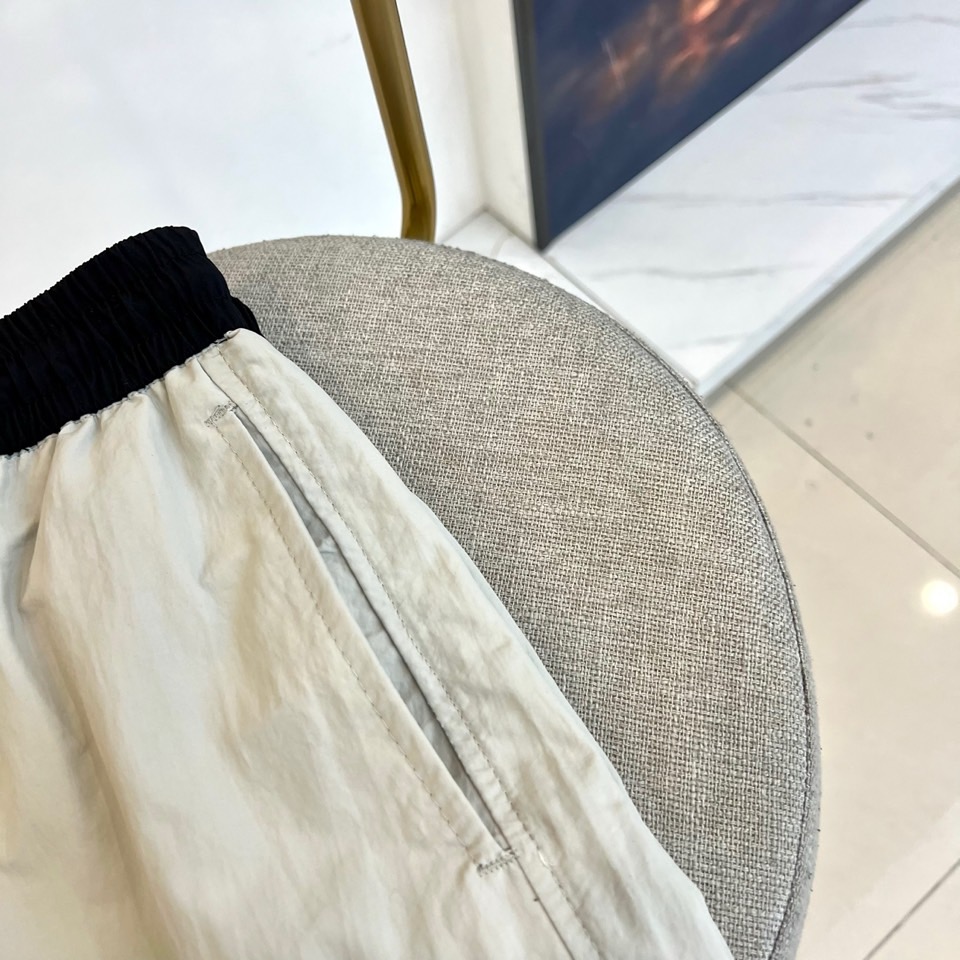 Ami、2026春夏新品短裤，以简约设计碰撞潮流基因，打造兼具舒适与个性的穿搭利器。经典配色永不过时，松