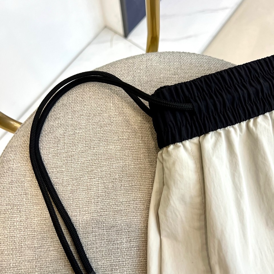 Ami、2026春夏新品短裤，以简约设计碰撞潮流基因，打造兼具舒适与个性的穿搭利器。经典配色永不过时，松