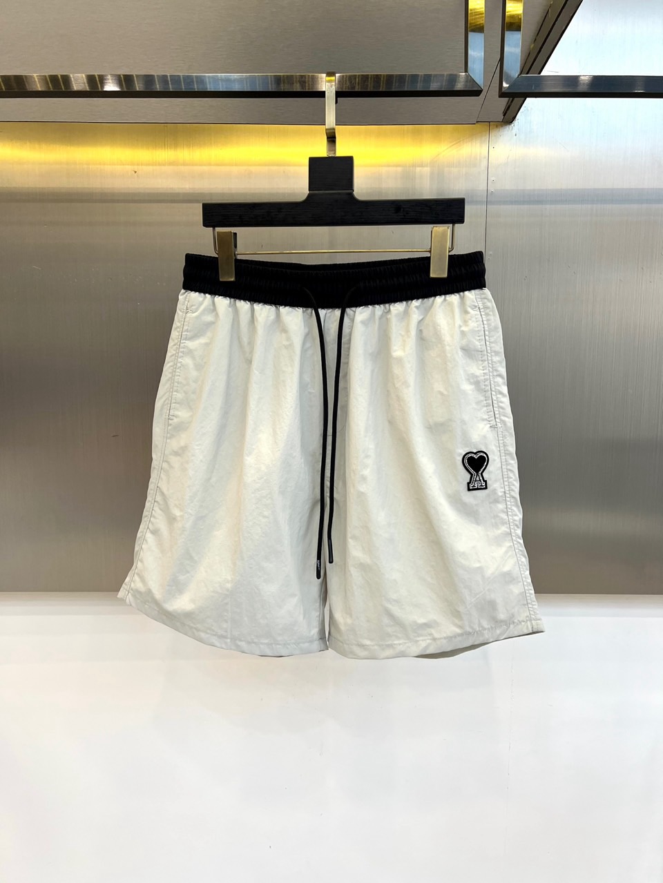 Ami、2026春夏新品短裤，以简约设计碰撞潮流基因，打造兼具舒适与个性的穿搭利器。经典配色永不过时，松