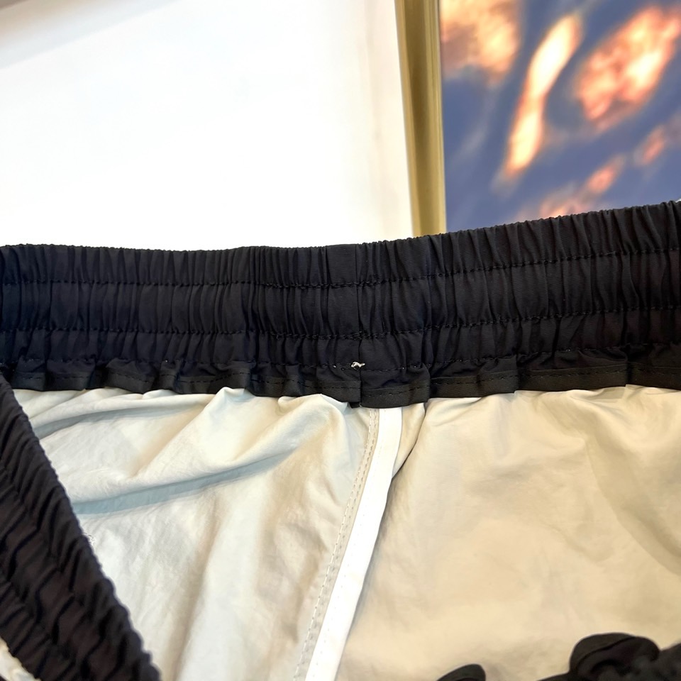 Ami、2026春夏新品短裤，以简约设计碰撞潮流基因，打造兼具舒适与个性的穿搭利器。经典配色永不过时，松