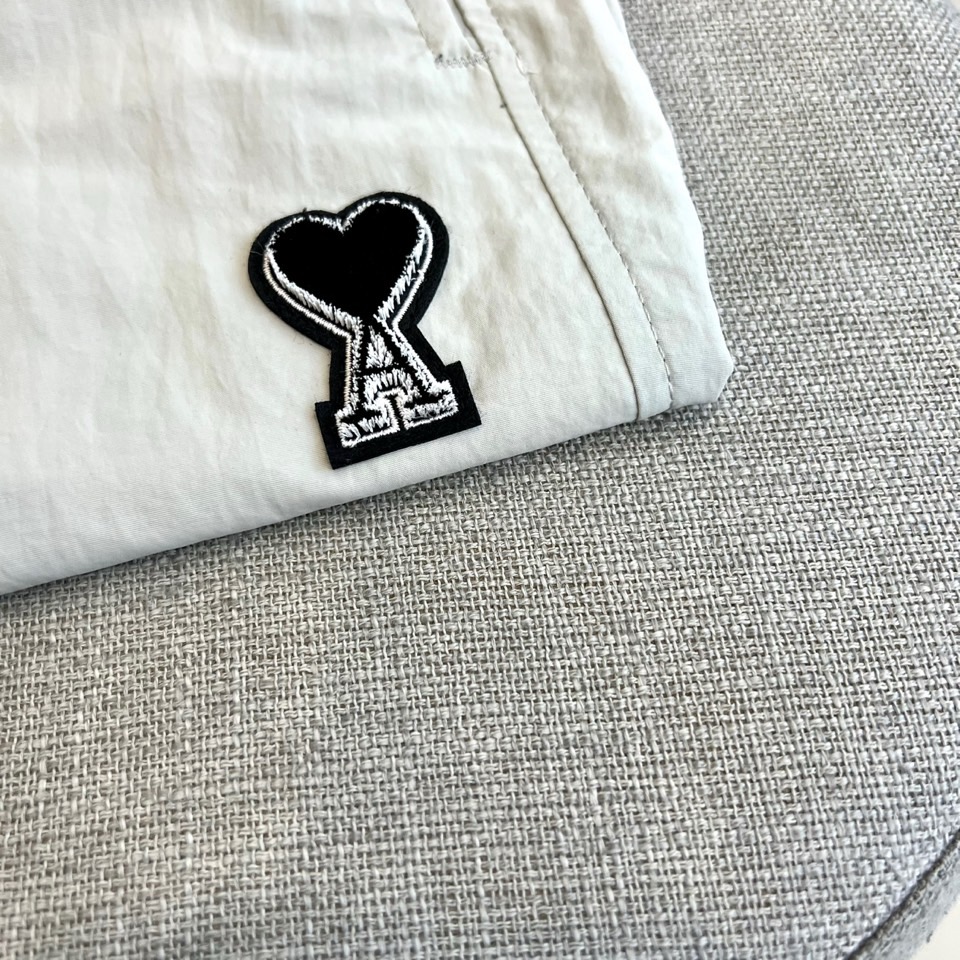 Ami、2026春夏新品短裤，以简约设计碰撞潮流基因，打造兼具舒适与个性的穿搭利器。经典配色永不过时，松