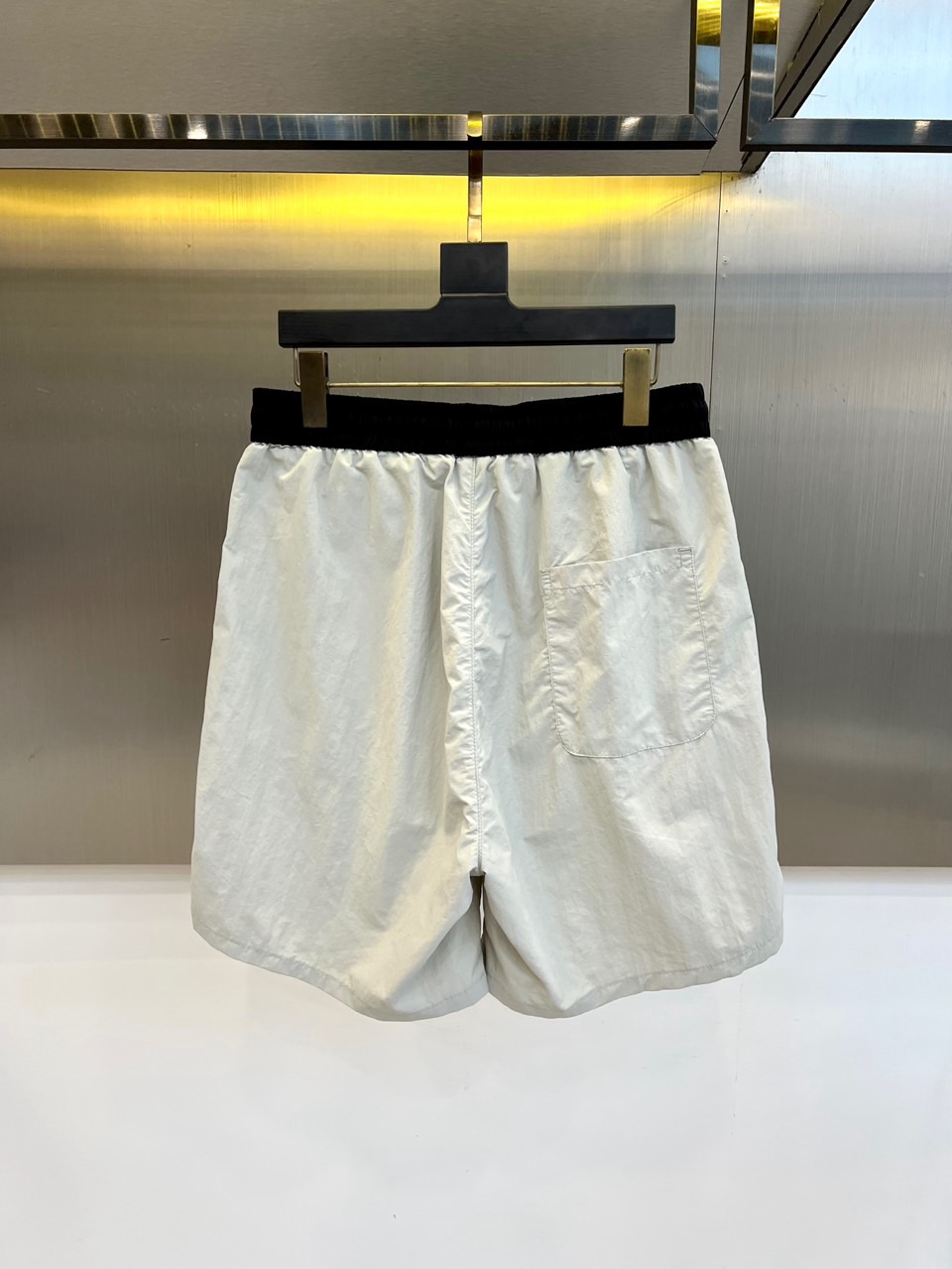 Ami、2026春夏新品短裤，以简约设计碰撞潮流基因，打造兼具舒适与个性的穿搭利器。经典配色永不过时，松