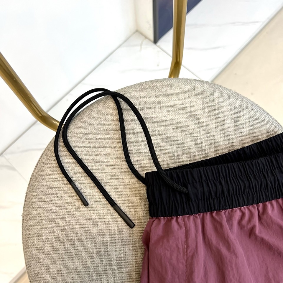 Ami、2026春夏新品短裤，以简约设计碰撞潮流基因，打造兼具舒适与个性的穿搭利器。经典配色永不过时，松