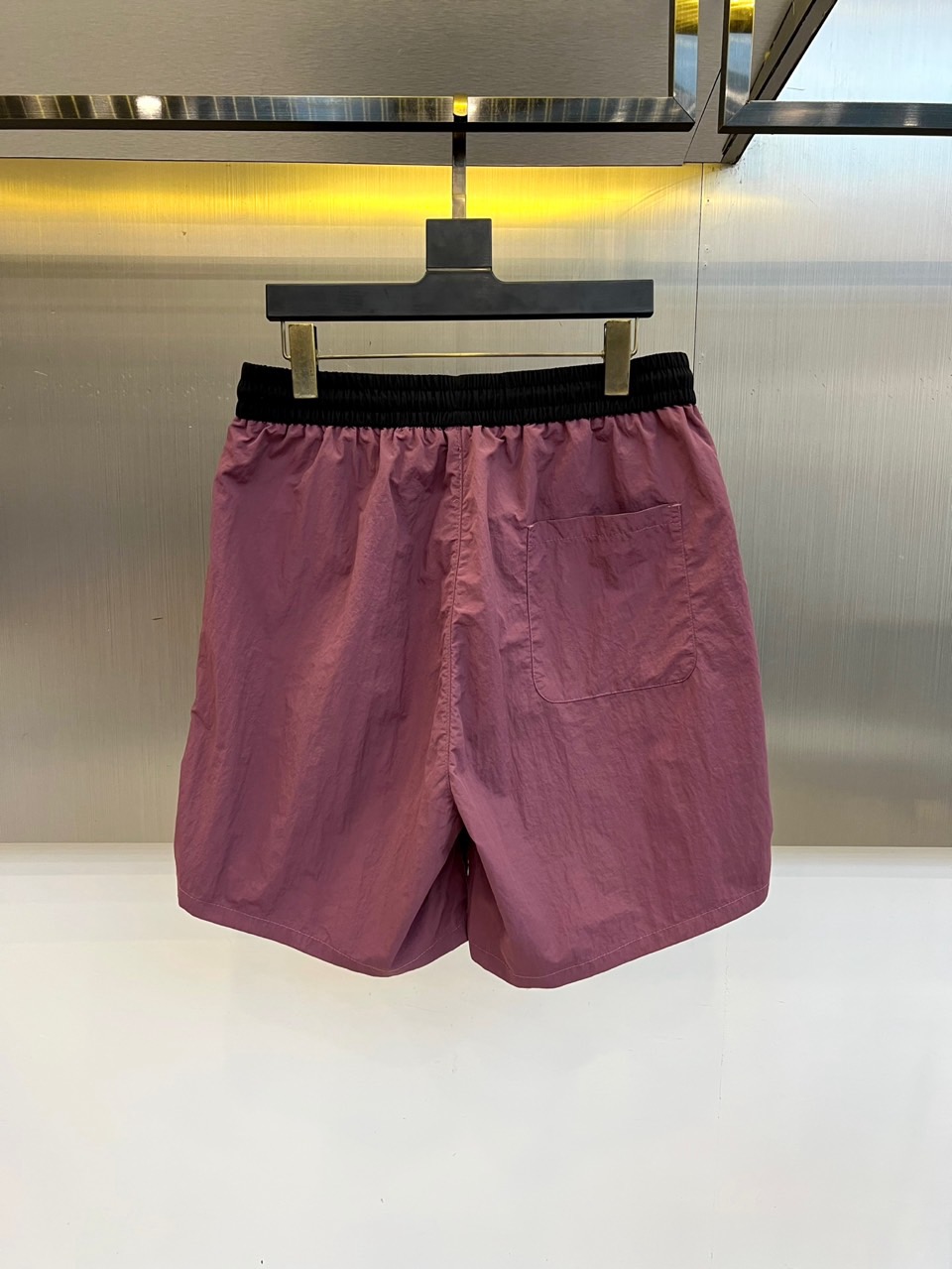 Ami、2026春夏新品短裤，以简约设计碰撞潮流基因，打造兼具舒适与个性的穿搭利器。经典配色永不过时，松