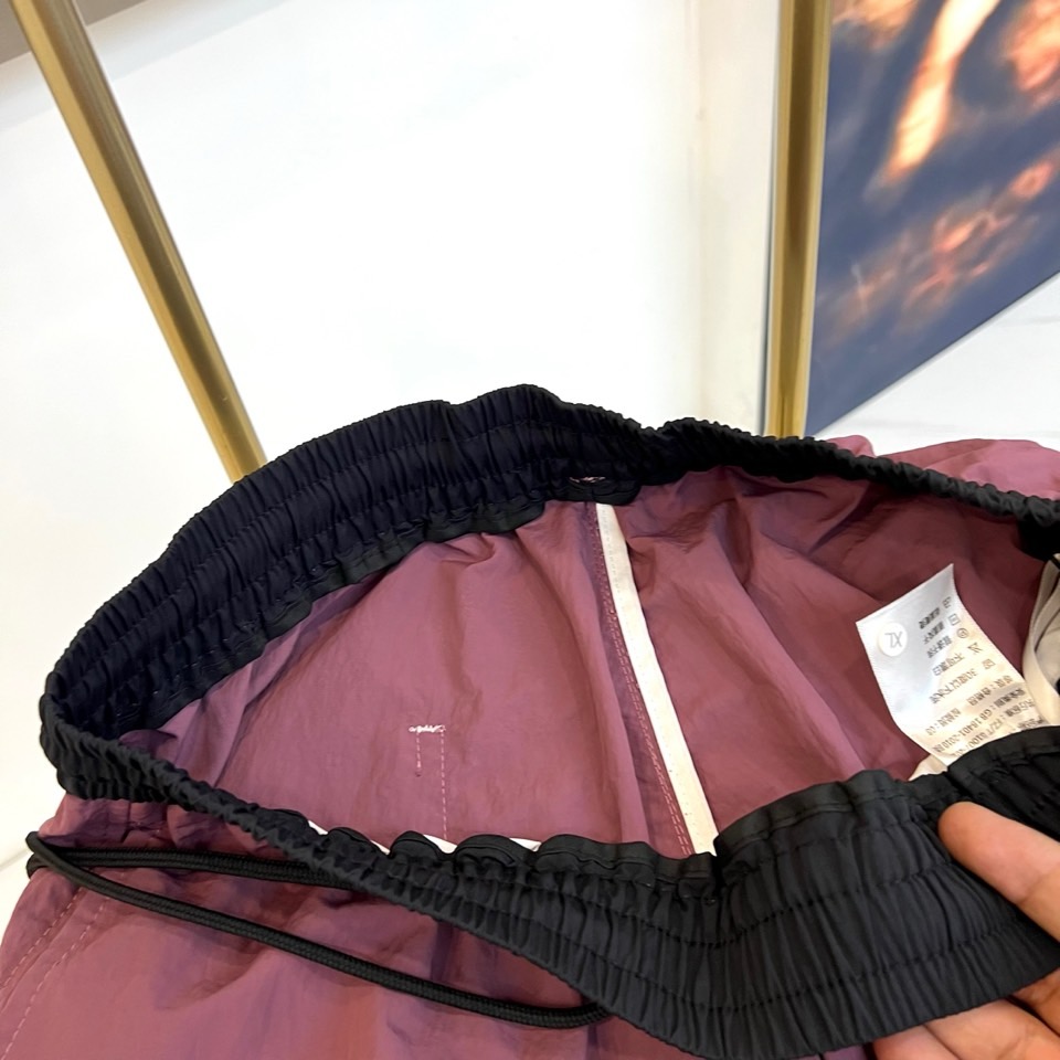 Ami、2026春夏新品短裤，以简约设计碰撞潮流基因，打造兼具舒适与个性的穿搭利器。经典配色永不过时，松