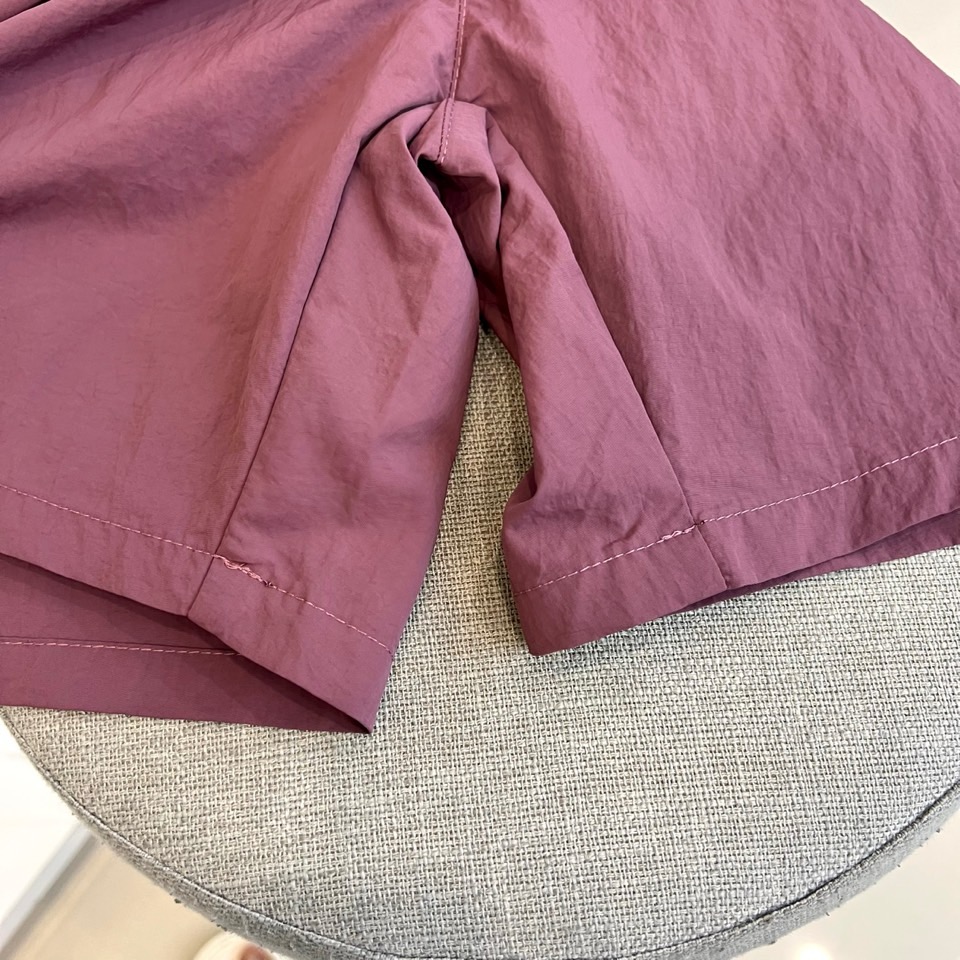 Ami、2026春夏新品短裤，以简约设计碰撞潮流基因，打造兼具舒适与个性的穿搭利器。经典配色永不过时，松