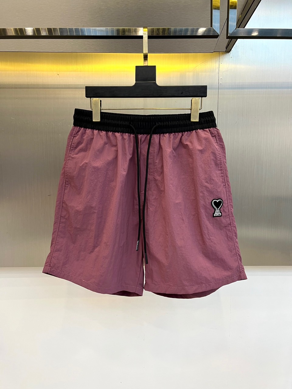 Ami、2026春夏新品短裤，以简约设计碰撞潮流基因，打造兼具舒适与个性的穿搭利器。经典配色永不过时，松