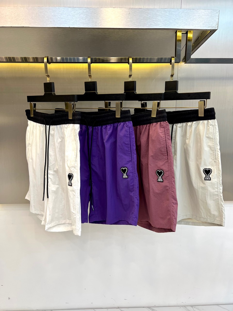 Ami、2026春夏新品短裤，以简约设计碰撞潮流基因，打造兼具舒适与个性的穿搭利器。经典配色永不过时，松