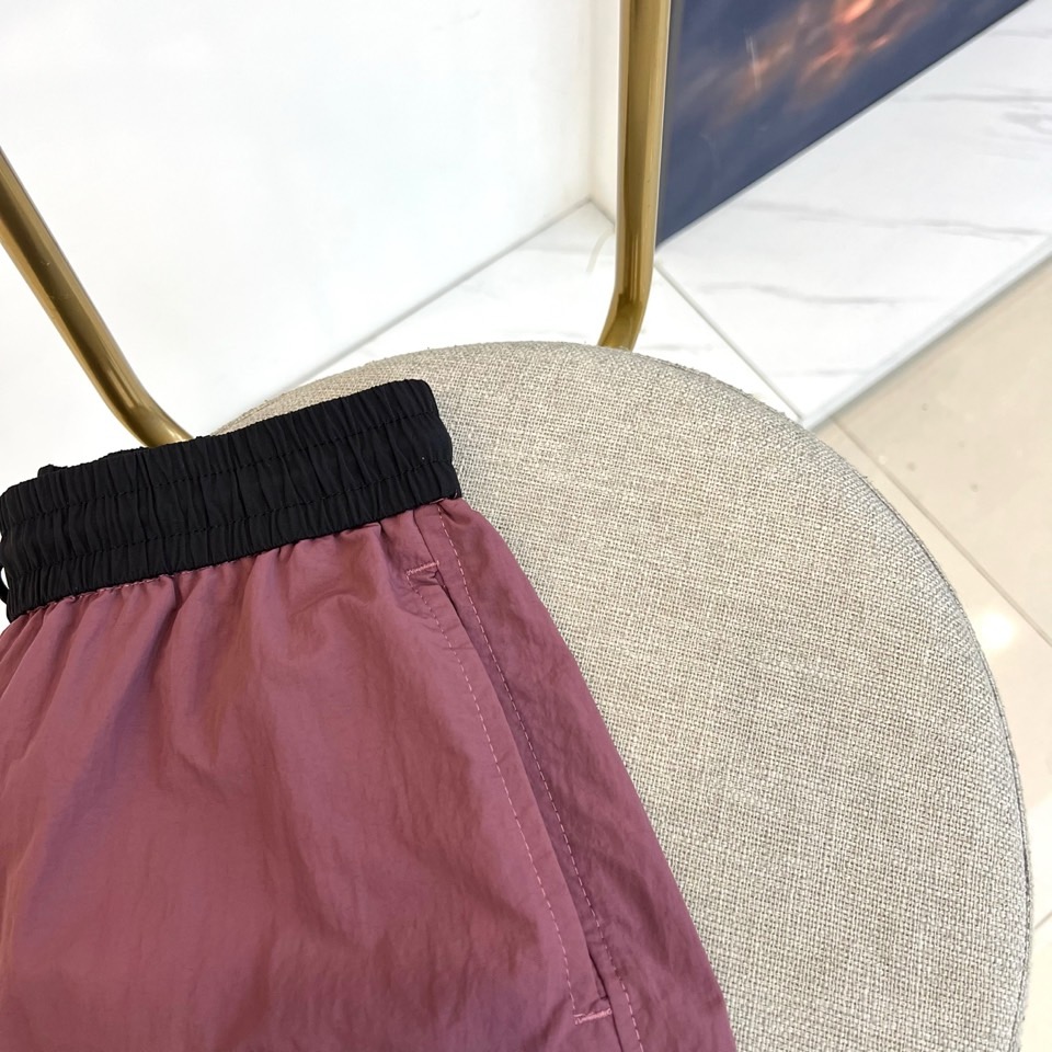 Ami、2026春夏新品短裤，以简约设计碰撞潮流基因，打造兼具舒适与个性的穿搭利器。经典配色永不过时，松