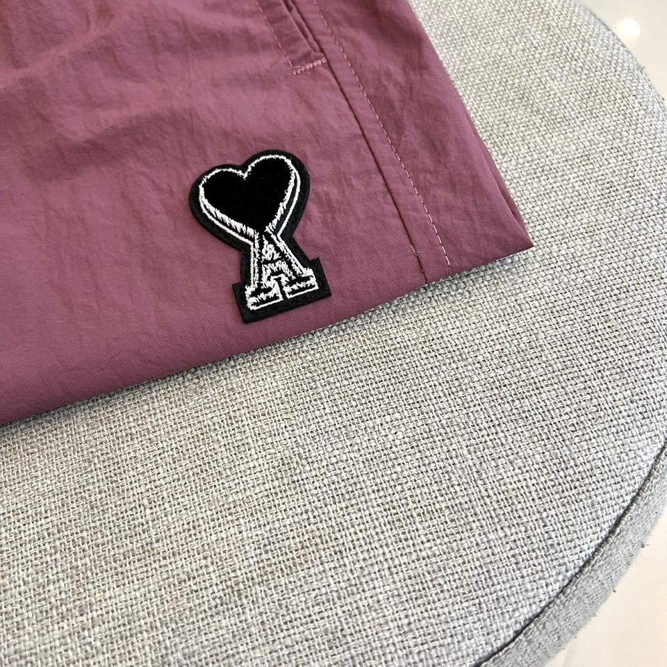 Ami、2026春夏新品短裤，以简约设计碰撞潮流基因，打造兼具舒适与个性的穿搭利器。经典配色永不过时，松