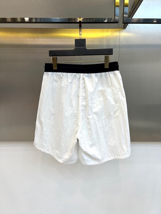 Ami、2026春夏新品短裤，以简约设计碰撞潮流基因，打造兼具舒适与个性的穿搭利器。经典配色永不过时，松