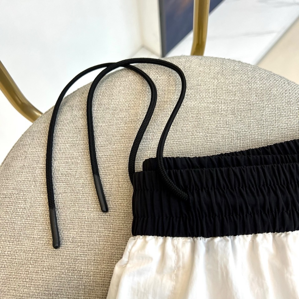 Ami、2026春夏新品短裤，以简约设计碰撞潮流基因，打造兼具舒适与个性的穿搭利器。经典配色永不过时，松