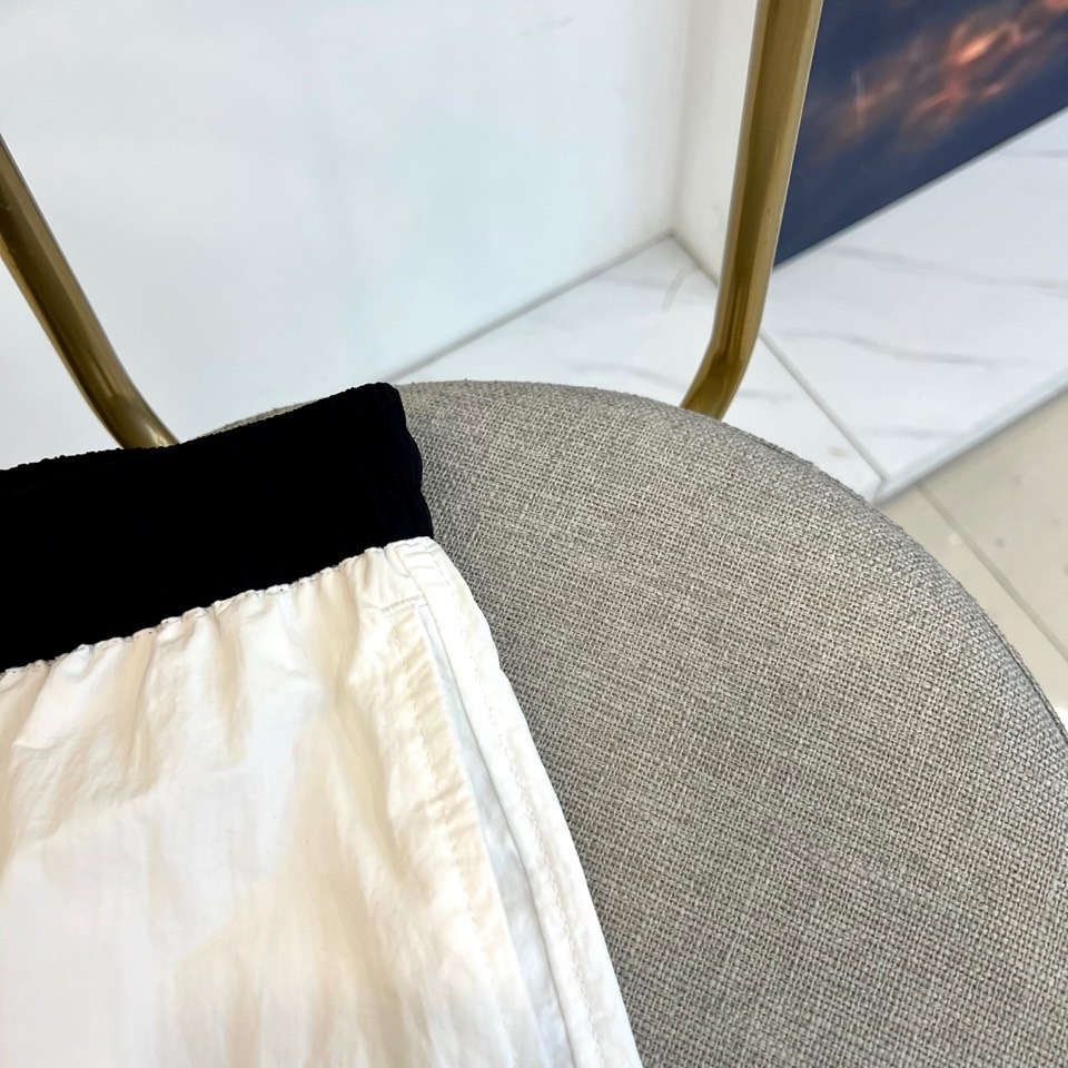 Ami、2026春夏新品短裤，以简约设计碰撞潮流基因，打造兼具舒适与个性的穿搭利器。经典配色永不过时，松