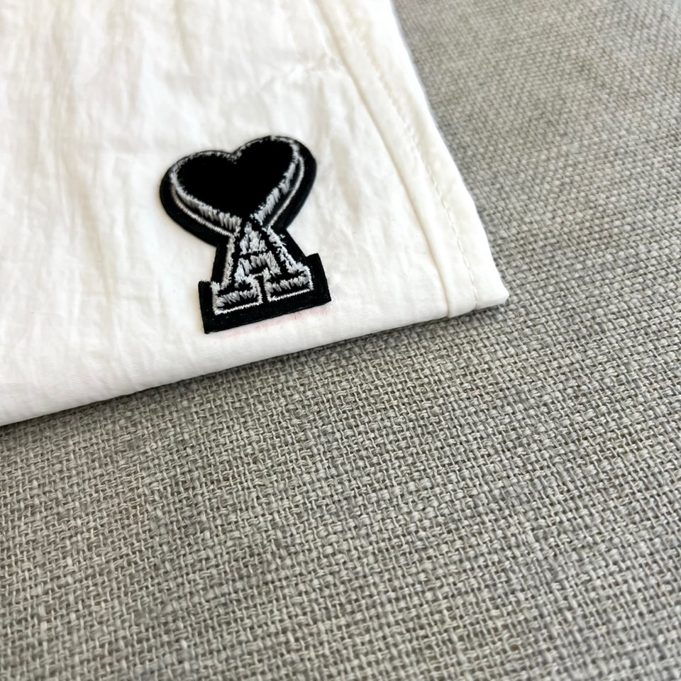 Ami、2026春夏新品短裤，以简约设计碰撞潮流基因，打造兼具舒适与个性的穿搭利器。经典配色永不过时，松