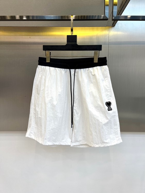 Ami、2026春夏新品短裤，以简约设计碰撞潮流基因，打造兼具舒适与个性的穿搭利器。经典配色永不过时，松