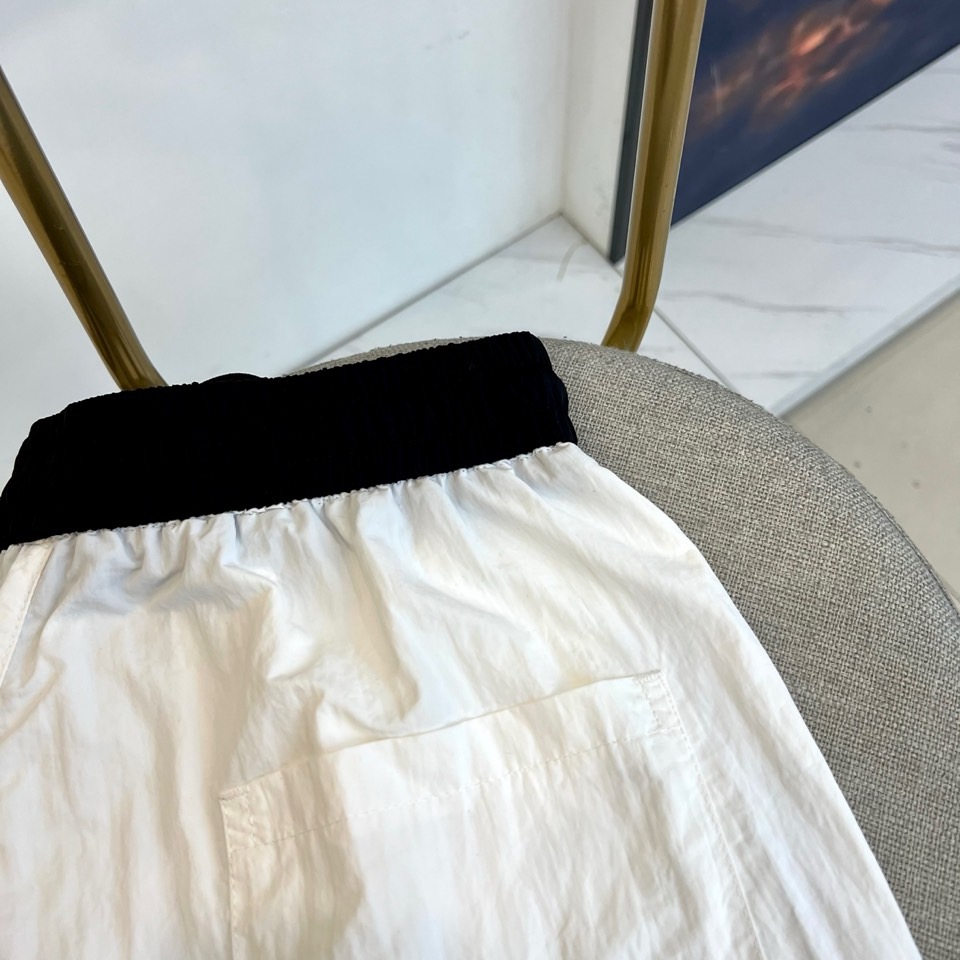 Ami、2026春夏新品短裤，以简约设计碰撞潮流基因，打造兼具舒适与个性的穿搭利器。经典配色永不过时，松