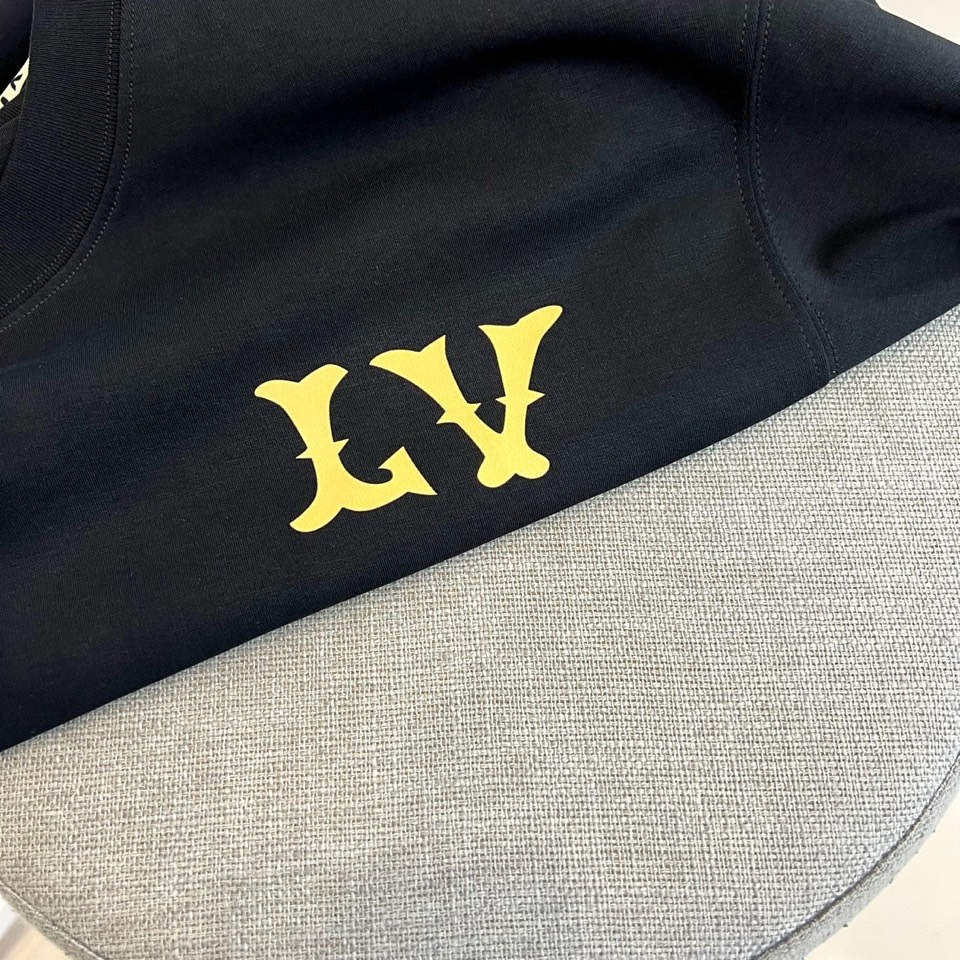 1v威登、2026春夏新品男士圆领短袖T恤，以极简纯色为底色，胸前左上方点缀哥特风“LV印花徽标，精致立