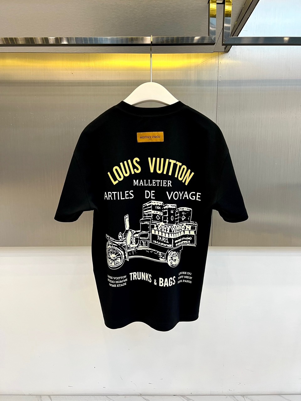 1v威登、2026春夏新品男士圆领短袖T恤，以极简纯色为底色，胸前左上方点缀哥特风“LV印花徽标，精致立