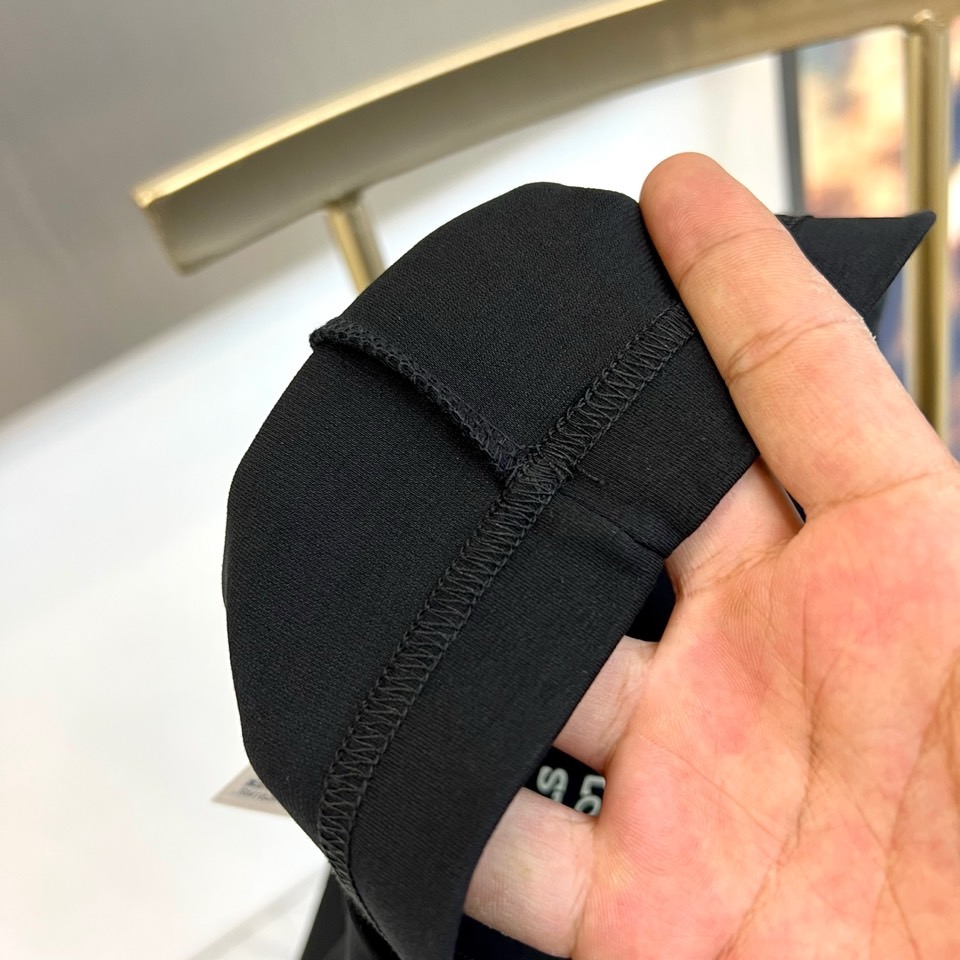 1v威登、2026春夏新品男士圆领短袖T恤，以极简纯色为底色，胸前左上方点缀哥特风“LV印花徽标，精致立