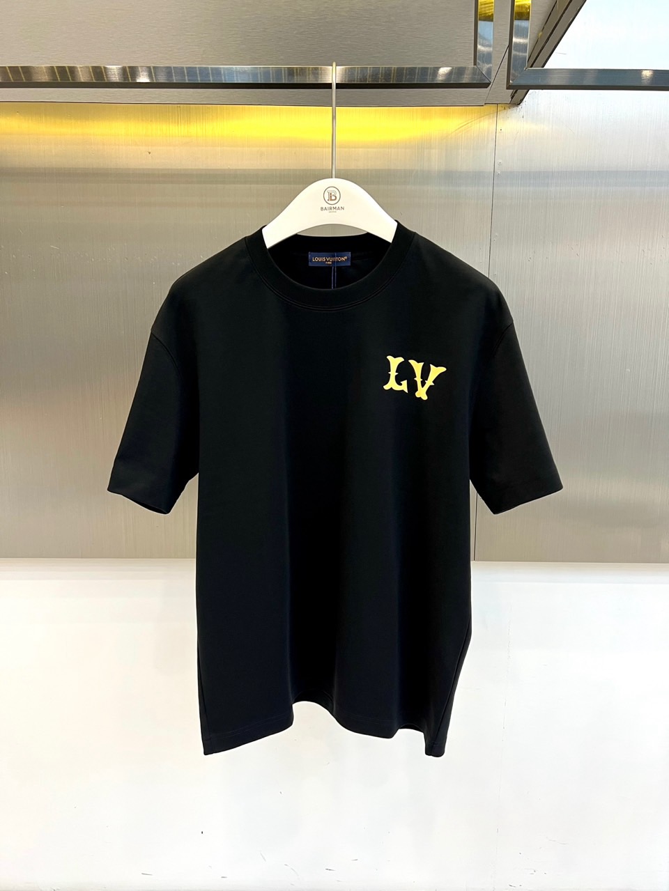1v威登、2026春夏新品男士圆领短袖T恤，以极简纯色为底色，胸前左上方点缀哥特风“LV印花徽标，精致立