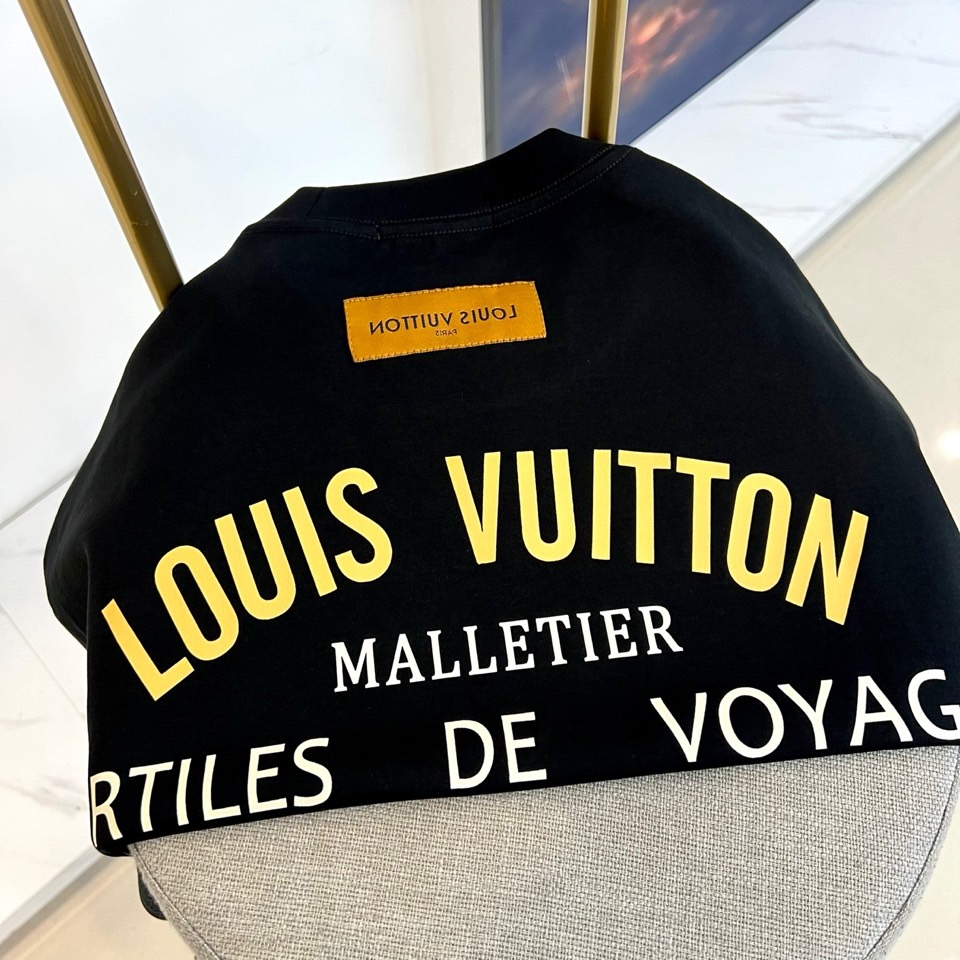 1v威登、2026春夏新品男士圆领短袖T恤，以极简纯色为底色，胸前左上方点缀哥特风“LV印花徽标，精致立