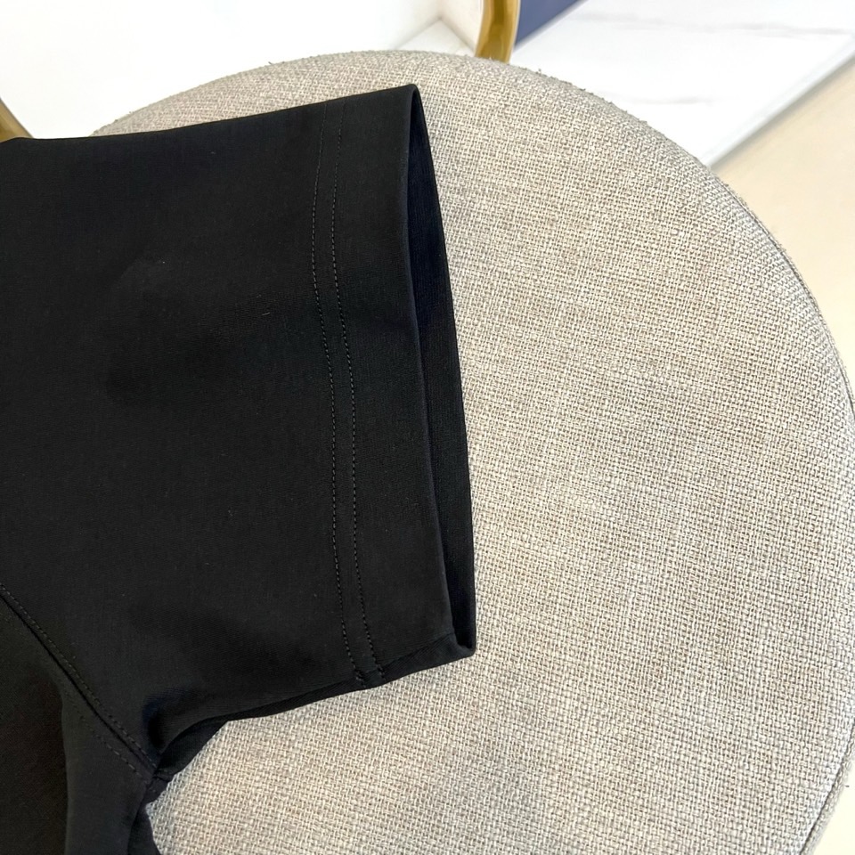 1v威登、2026春夏新品男士圆领短袖T恤，以极简纯色为底色，胸前左上方点缀哥特风“LV印花徽标，精致立